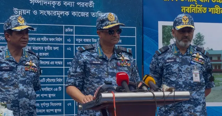 কথা বলছেন বিমান বাহিনী প্রধান এয়ার চিফ মার্শাল হাসান মাহমুদ খাঁন